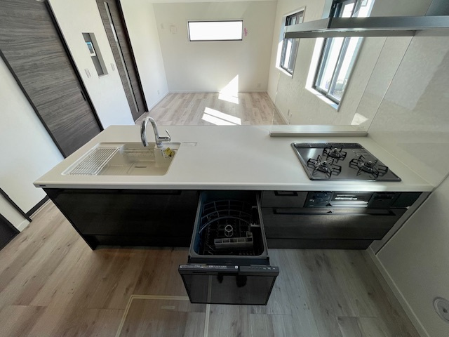 新築戸建　のキッチン|自動織機洗浄機能付きペニンシュラ型システムキッチン