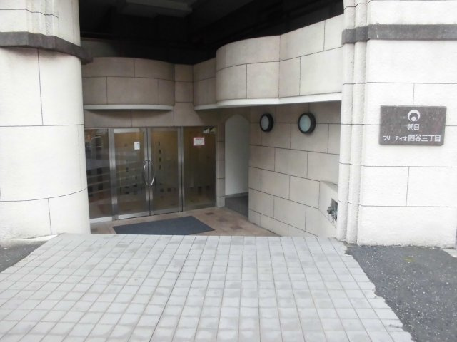 フリーディオ四谷三丁目のエントランス