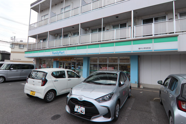 ファミリーマート 登戸小学校前店まで160ｍ
