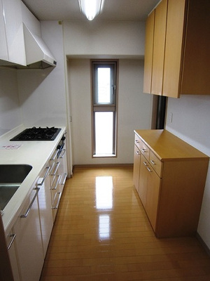 【キッチン】 | サーパス中町 | キッチンには収納棚があります。