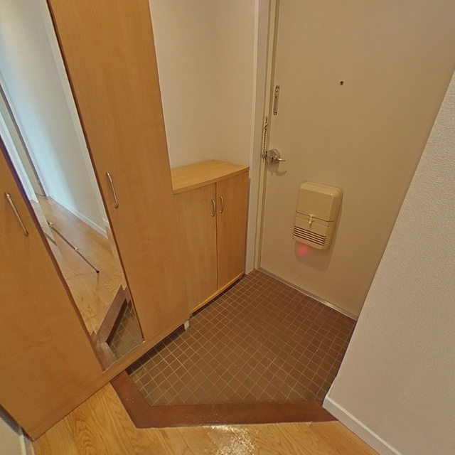 ホワイトマンションの玄関