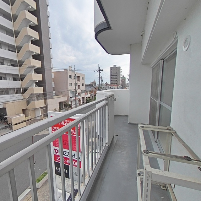 ホワイトマンションのバルコニー