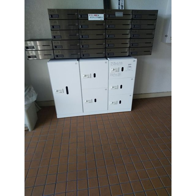 ホワイトマンションのエントランス|宅配ボックスあり