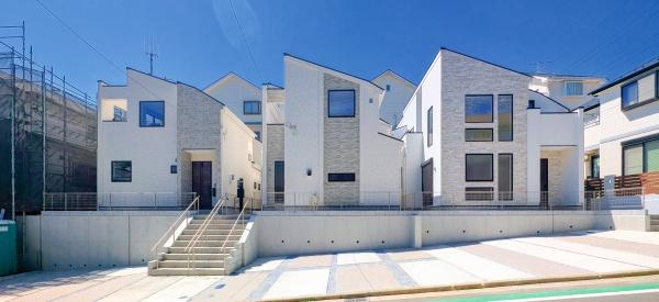 横浜市戸塚区秋葉町の新築一戸建の外観|周辺は落ち着いた街並み。
是非一度、現地へお越しください。
