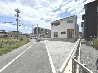 【前面道路含む現地写真】