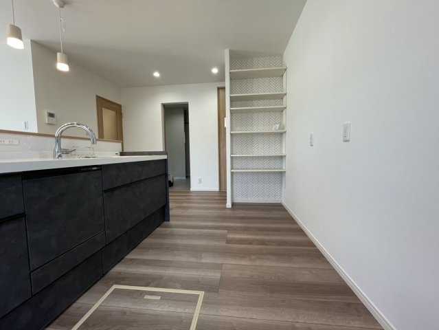 近江八幡市大森町　リノベーション戸建のキッチン|収納スペースも確保♪