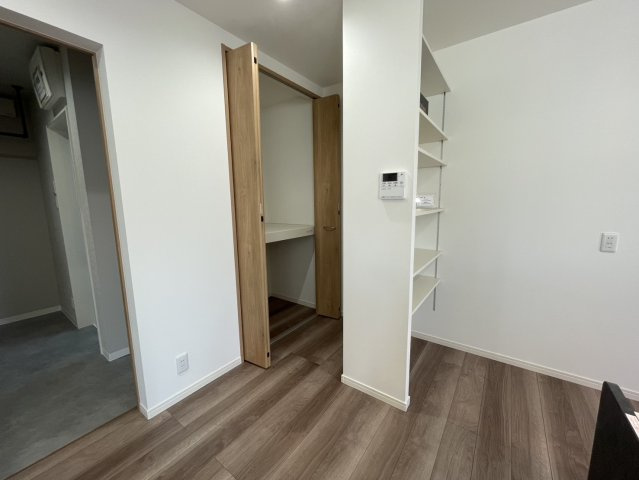 近江八幡市大森町　リノベーション戸建のランドリースペース|食材の保管もばっちり♪