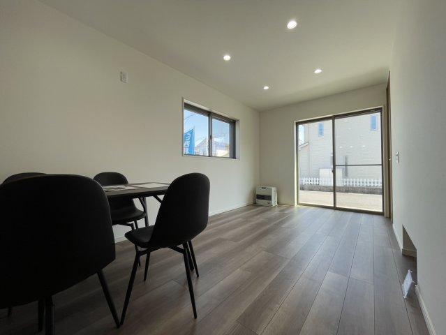 近江八幡市大森町　リノベーション戸建の居間・リビング|16帖のLDKは広々空間♪