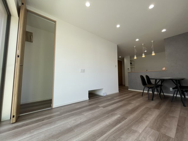 近江八幡市大森町　リノベーション戸建の居間・リビング|廊下にも繋がっているので導線も良い♪