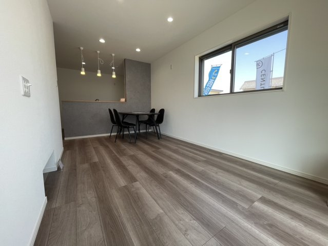 近江八幡市大森町　リノベーション戸建の居間・リビング|全室フローリング張り