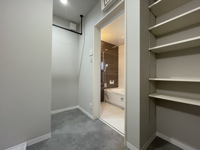 近江八幡市大森町　リノベーション戸建の脱衣所|洗面室にも収納有♪