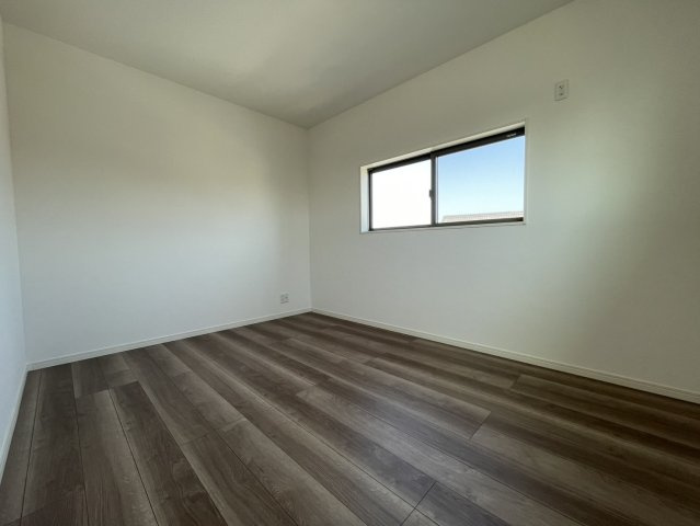 近江八幡市大森町　リノベーション戸建の洋室