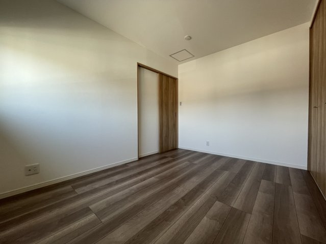 近江八幡市大森町　リノベーション戸建の洋室