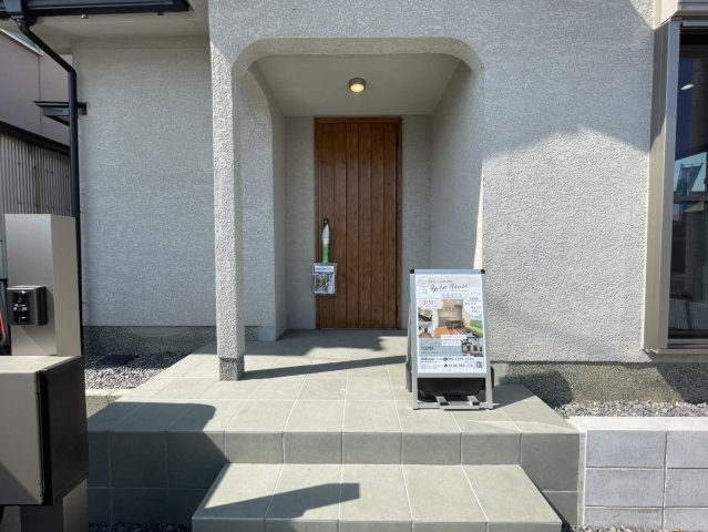 近江八幡市大森町　リノベーション戸建の玄関|お洒落な玄関ドア♪