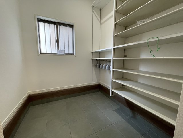 近江八幡市大森町　リノベーション戸建の玄関|シューズクロークは豊富な収納力♪