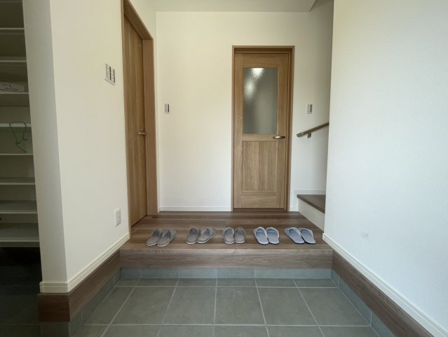近江八幡市大森町　リノベーション戸建の玄関|広い玄関は嬉しいです♪
