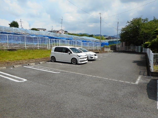 ファシネイション春日Ⅱの駐車場