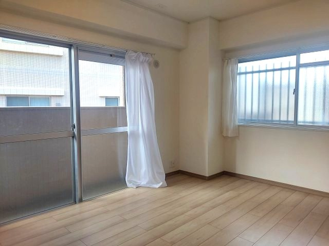 メルヘン宝塚の洋室|洋室北側約6.8帖