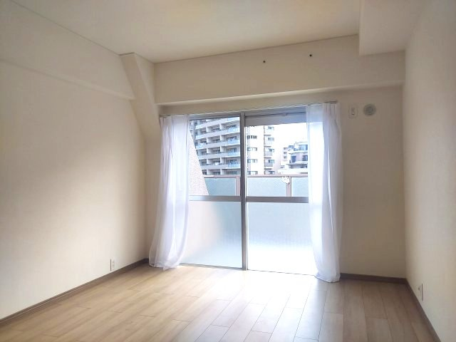 メルヘン宝塚の洋室|洋室南側約6.8帖