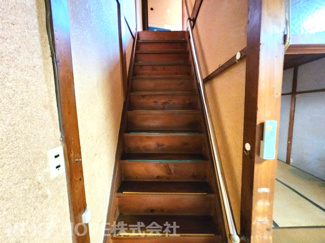 【内装】 | 尼崎市口田中１丁目中古テラスハウス | 階段には手すりが設けられております♪昇り降りも安心・安全ですね(^^)