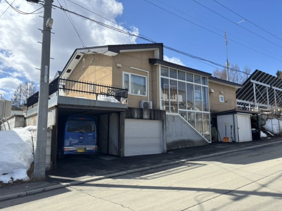 北見市美山町東３丁目７０番地７３　地下１階付平屋建中古売家の前面道路含む現地写真