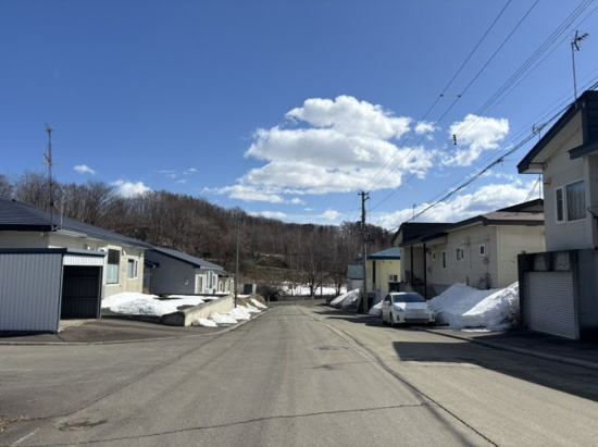 北見市美山町東３丁目７０番地７３　地下１階付平屋建中古売家の前面道路含む現地写真