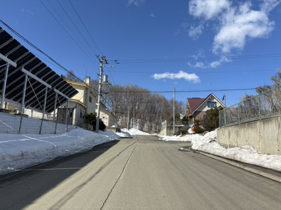 北見市美山町東３丁目７０番地７３　地下１階付平屋建中古売家の前面道路含む現地写真