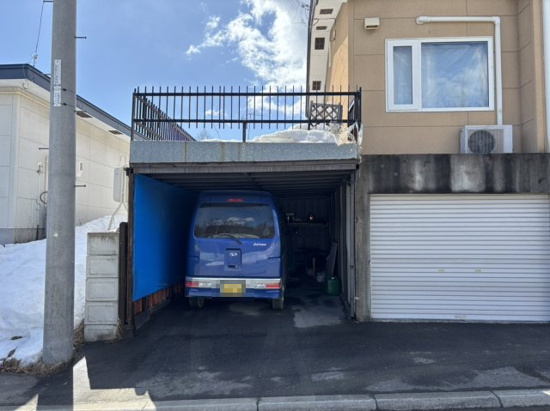 北見市美山町東３丁目７０番地７３　地下１階付平屋建中古売家の駐車場