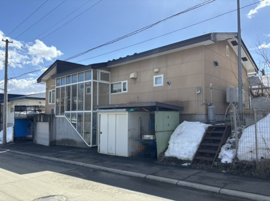 北見市美山町東３丁目７０番地７３　地下１階付平屋建中古売家の外観