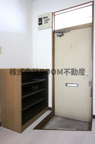 ガーデンR5の玄関|便利な収納スペースです