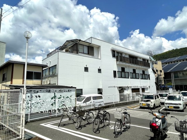 いの町　店舗付住宅　の外観|東隣地はスーパーの駐車場です。