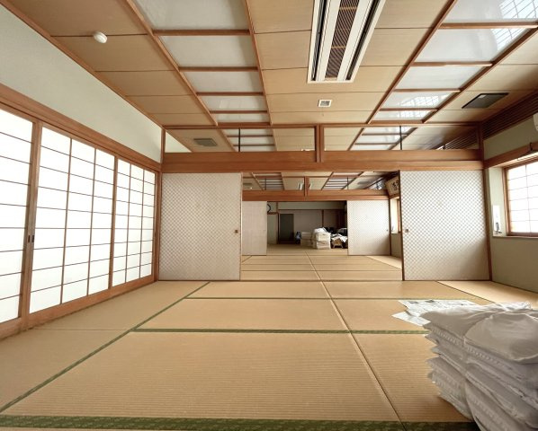 いの町　店舗付住宅　の和室|２階の客間３室を一体で、大広間として使用できます。