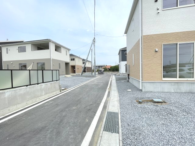 藤岡市立石第４（全5棟）3号棟の前面道路含む現地写真