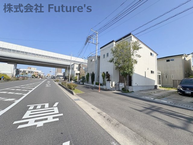 三郷市中央2丁目　中古戸建の前面道路含む現地写真|■歩道もしっかり確保されていてお子様がいても安心ですね◎