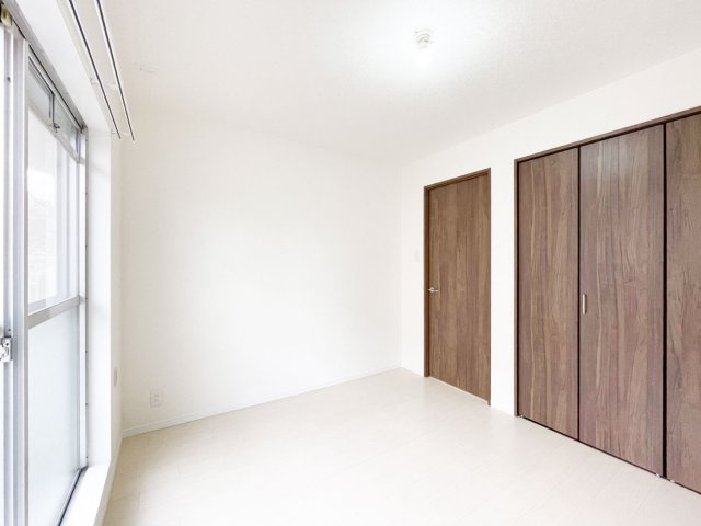 横尾4団地77号棟の洋室|南東側4.7帖の洋室です。