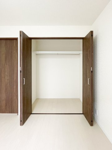 横尾4団地77号棟の収納|南東側4.7帖洋室の収納です。