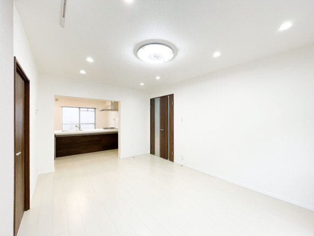 横尾4団地77号棟の居間・リビング|南東向き16帖のLDKです。
オープンキッチンの為、料理中にもご家族様とのコミュニケーションを
取る事ができます。