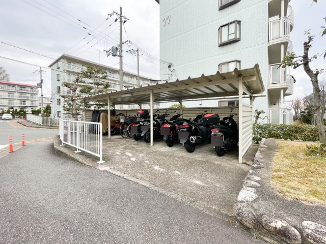 横尾4団地77号棟の駐輪場|バイク置場