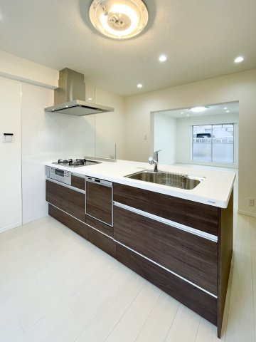 横尾4団地77号棟のキッチン|収納豊富なシステムキッチンです。３口コンロの為お料理時間の短縮に繋がります。
