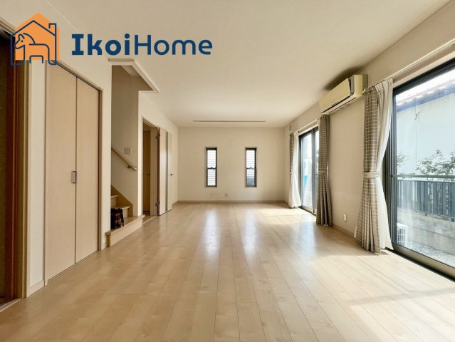 神戸市西区秋葉台1丁目　中古戸建の居間・リビング|●年中無休：当日予約可●約19.75帖の広々としたLDKは2面採光で明るい団らんスペースになります。