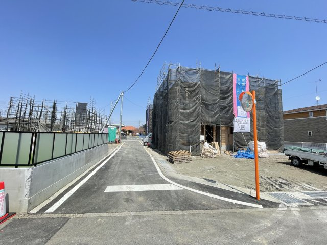 藤岡市立石第４（全5棟）4号棟の前面道路含む現地写真