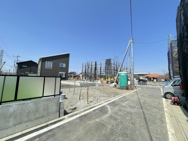 藤岡市立石第４（全5棟）4号棟の前面道路含む現地写真