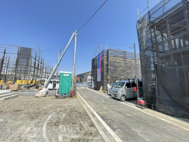 藤岡市立石第４（全5棟）4号棟の前面道路含む現地写真