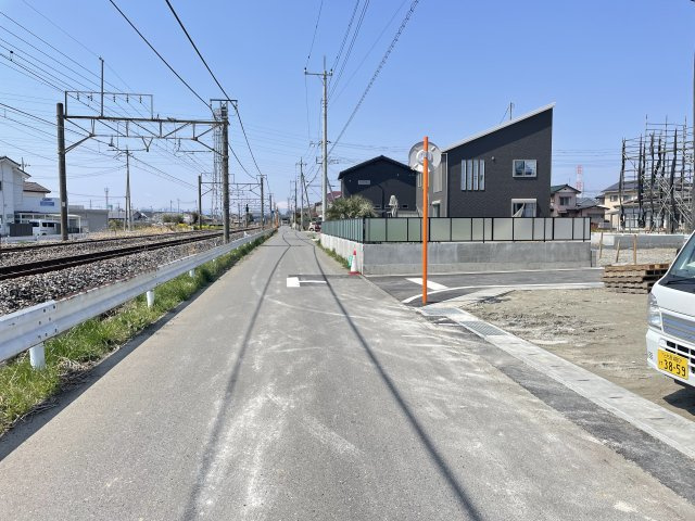 藤岡市立石第４（全5棟）4号棟の前面道路含む現地写真