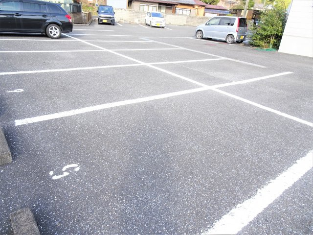 コーポ桂川の駐車場
