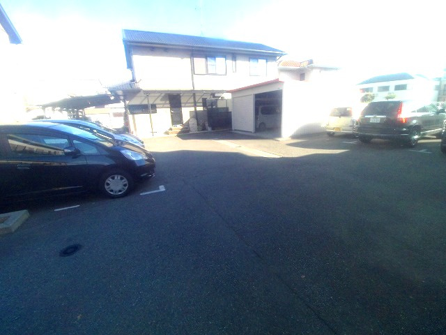 ラフィネ錦が丘の駐車場