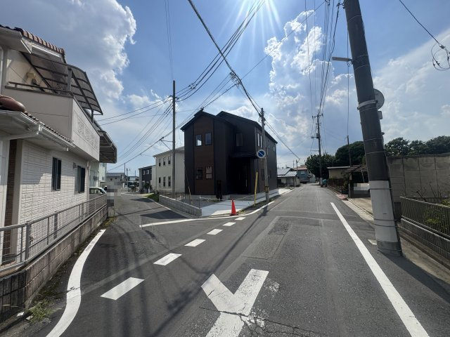 新築　桐生市東町6丁目　Blooming　Garden　１号棟の前面道路含む現地写真|現地写真　北側接道幅員約5.2ｍ　東側接道幅員約3.1ｍ			
	