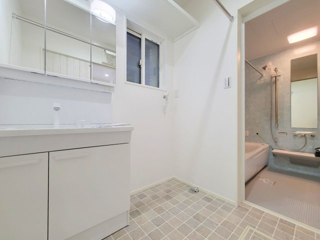 パティオニュータウン月見ヶ丘（13号棟）の脱衣所|ゆとりの洗面スペースで朝の身支度もスムーズに。暮らしを快適に変えるシャワー付洗面台です！