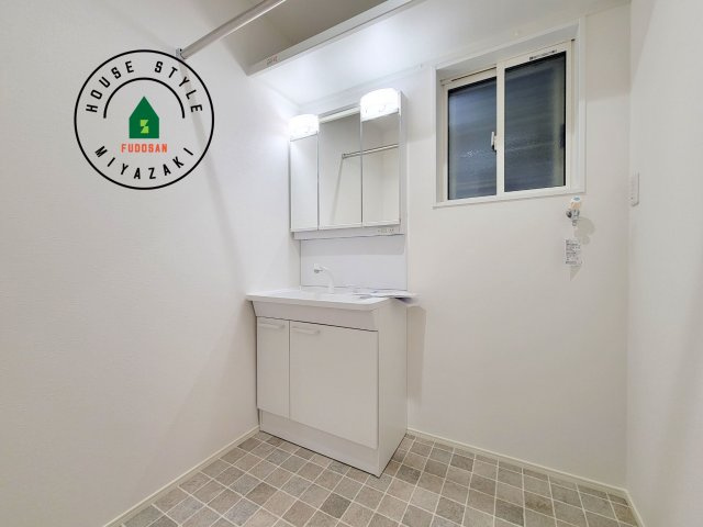 パティオニュータウン月見ヶ丘（13号棟）の独立洗面台|毎日使うものだから清潔な空間を保ちたい水回り。洗面にはそんな願いを解消させてくれる収納アイデアが満載です。三面鏡の裏側にはキャビネットが現れ小物から背の高い物まで収納できます。