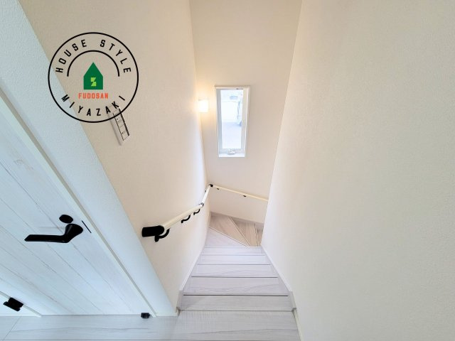 パティオニュータウン月見ヶ丘（13号棟）の内装|階段からも明るい光が入ります。採光や通風も階段の重要な役割です。